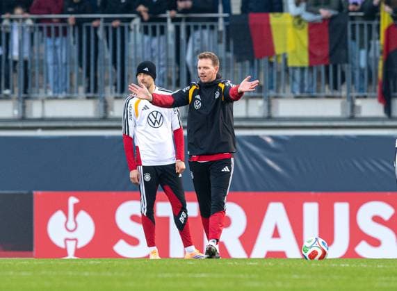 Soccer, men, season 2025 26, World Cup qualification, German national soccer team, public training at the AOK stadium in Wolfsburg, f l Waldemar Anton Germany , coach Julian Nagelsmann Germany , 10 11 2025, Copyright: xSebastianxRäppold MatthiasxKochx