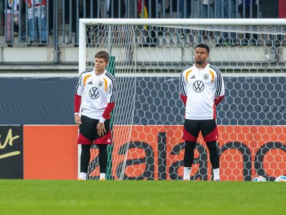 Soccer, men, season 2025 26, World Cup qualification, German national soccer team, public training at the AOK stadium in Wolfsburg, f l goalkeeper Finn Dahmen Germany , goalkeeper Noah Atubolu Germany , 10 11 2025, Copyright: xSebastianxRäppold MatthiasxKochx