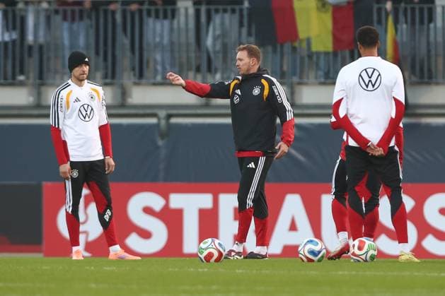 10 11 2025, xtgx, Football National Team, Public Training in Wolfsburg emspor, v l Julian Nagelsmann Germany, Coach DFL DFB REGULATIONS PROHIBIT ANY USE OF PHOTOGRAPHS as IMAGE SEQUENCES and or QUASI VIDEO Wolfsburg