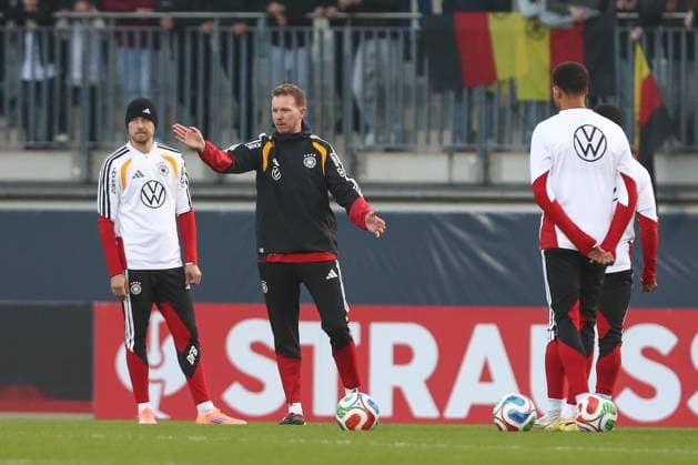 10 11 2025, xtgx, Football National Team, Public Training in Wolfsburg emspor, v l Julian Nagelsmann Germany, Coach DFL DFB REGULATIONS PROHIBIT ANY USE OF PHOTOGRAPHS as IMAGE SEQUENCES and or QUASI VIDEO Wolfsburg