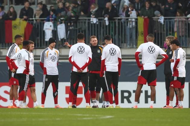 10 11 2025, xtgx, Football National Team, Public Training in Wolfsburg emspor, v l Julian Nagelsmann Germany, Coach DFL DFB REGULATIONS PROHIBIT ANY USE OF PHOTOGRAPHS as IMAGE SEQUENCES and or QUASI VIDEO Wolfsburg