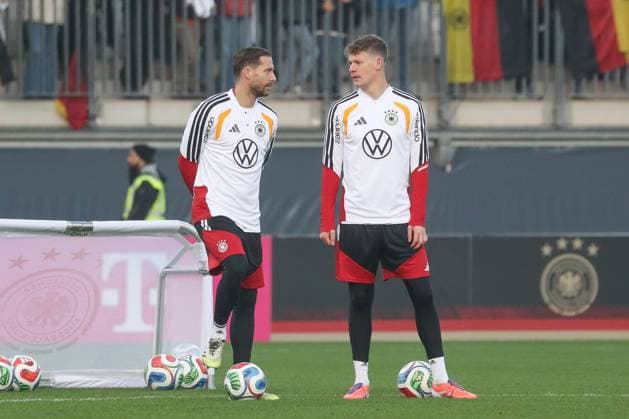 10 11 2025, xgox, Football German National Team Public Training emspor, v l Oliver Baumann Germany, , Alexander Nuebel Nübel, Germany, DFL DFB REGULATIONS PROHIBIT ANY USE OF PHOTOGRAPHS as IMAGE SEQUENCES and or QUASI VIDEO Wolfsburg
