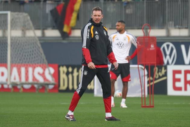 10 11 2025, xgox, football German national team public training emspor, v l Julian Nagelsmann Germany, coach gives instructions, gestures with arms, gesticulates, gives instructions DFL DFB REGULATIONS PROHIBIT ANY USE OF PHOTOGRAPHS as IMAGE SEQUENCES and or QUASI VIDEO Wolfsburg