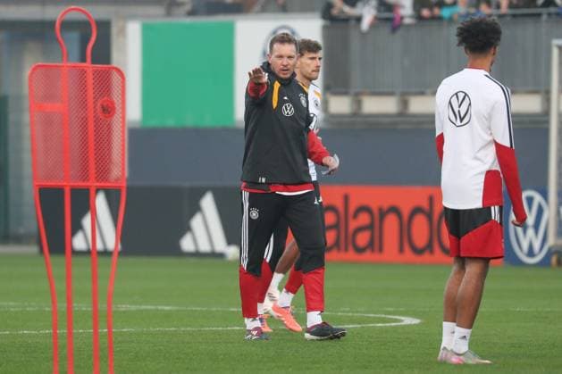 10 11 2025, xgox, football German national team public training emspor, v l Julian Nagelsmann Germany, coach gives instructions, gestures with arms, gesticulates, gives instructions DFL DFB REGULATIONS PROHIBIT ANY USE OF PHOTOGRAPHS as IMAGE SEQUENCES and or QUASI VIDEO Wolfsburg
