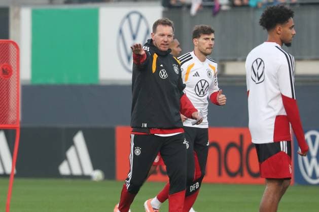 10 11 2025, xgox, football German national team public training emspor, v l Julian Nagelsmann Germany, coach gives instructions, gestures with arms, gesticulates, gives instructions DFL DFB REGULATIONS PROHIBIT ANY USE OF PHOTOGRAPHS as IMAGE SEQUENCES and or QUASI VIDEO Wolfsburg