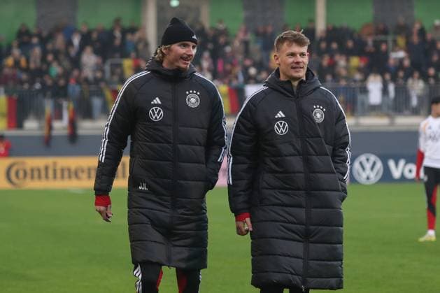 10 11 2025, xgox, Football German National Team Public Training emspor, v l Nick Woltemade Germany, , Alexander Nuebel Nübel, Germany, DFL DFB REGULATIONS PROHIBIT ANY USE OF PHOTOGRAPHS as IMAGE SEQUENCES and or QUASI VIDEO Wolfsburg