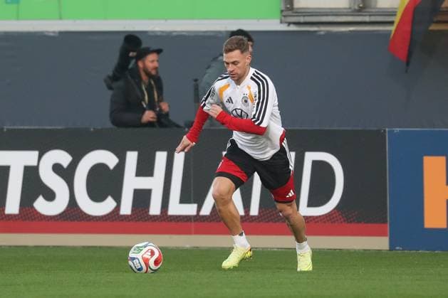 10 11 2025, xgox, Football German National Team Public Training emspor, v l Joshua Kimmich Germany, on the ball, plays the ball DFL DFB REGULATIONS PROHIBIT ANY USE OF PHOTOGRAPHS as IMAGE SEQUENCES and or QUASI VIDEO Wolfsburg