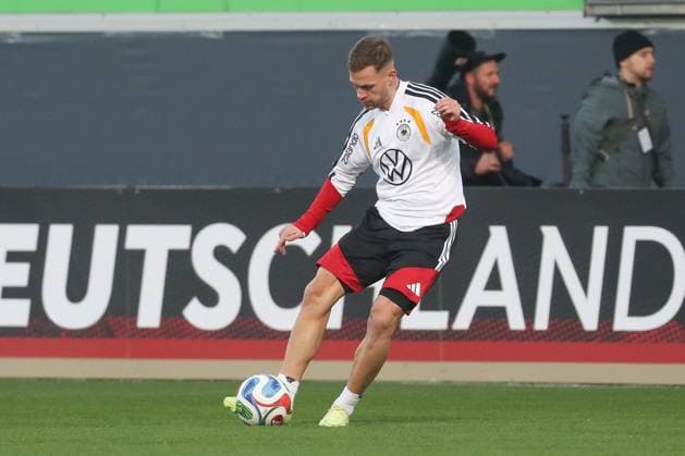 10 11 2025, xgox, Football German National Team Public Training emspor, v l Joshua Kimmich Germany, on the ball, plays the ball DFL DFB REGULATIONS PROHIBIT ANY USE OF PHOTOGRAPHS as IMAGE SEQUENCES and or QUASI VIDEO Wolfsburg