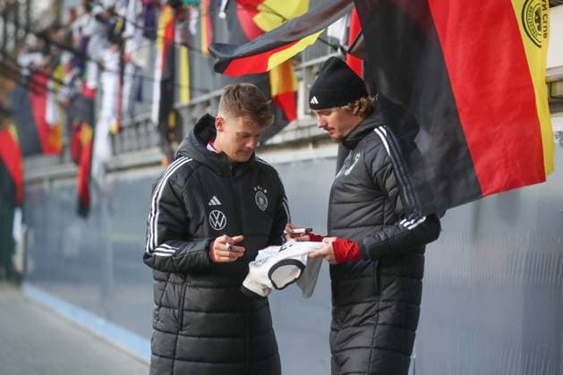 10 11 2025, xgox, Football German National Team Public Training emspor, v l Alexander Nuebel Nübel, Germany, , Nick Woltemade Germany, write autographs DFL DFB REGULATIONS PROHIBIT ANY USE OF PHOTOGRAPHS as IMAGE SEQUENCES and or QUASI VIDEO Wolfsburg