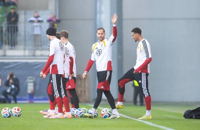 Soccer, Men, Season 2025 26, Training of the German national team in Wolfsburg at the AOK Stadium , f l Goalkeeper Oliver Baumann Germany , Felix Nmecha Germany , 10 11 2025, Copyright: xSebastianxRäppold MatthiasxKochx