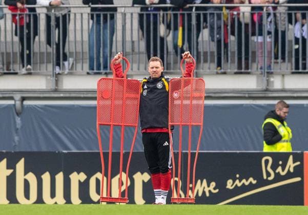 Soccer, men, season 2025 26, training of the German national team in Wolfsburg at the AOK stadium, national coach Julian Nagelsmann Germany and fans, 10 11 2025, Copyright: xSebastianxRäppold MatthiasxKochx