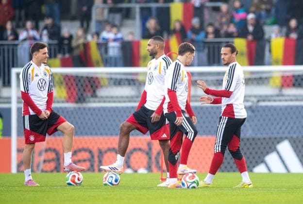 Soccer, men, season 2025 26, Training of the German national team in Wolfsburg at the AOK stadium, from l Said El Mala Germany , Jonathan Tah Germany , Florian Wirtz Germany , Leroy Sane Germany , 10 11 2025, Copyright: xSebastianxRäppold MatthiasxKochx