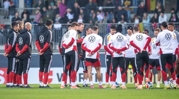 Soccer, Men, Season 2025 26, Training of the German national team in Wolfsburg at the AOK Stadium, Speech by national coach Julian Nagelsmann Germany , 10 11 2025, Copyright: xSebastianxRäppold MatthiasxKochx