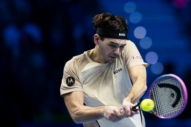 Nitto ATP, Tennis Herren Finals 2025 - Day Two Taylor Fritz of USA plays a backhand during his round robin singles match against Lorenzo Musetti of Italy during day two of the Nitto ATP Finals 2025. Taylor Fritz won 6-3, 6-4. Turin Italy Copyright: xNicolòxCampox