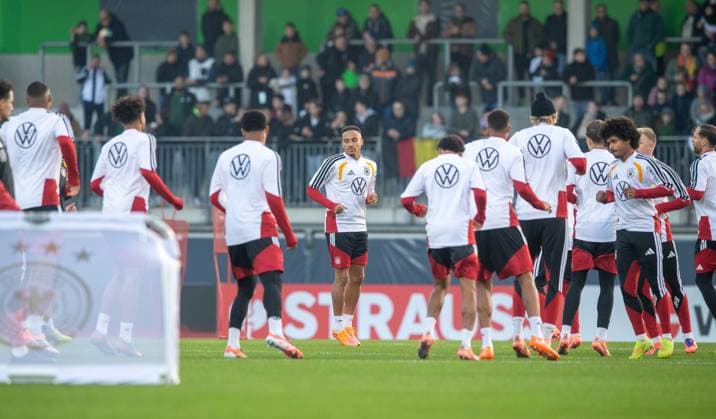 Soccer, men, season 2025 26, Training of the German national team in Wolfsburg at the AOK stadium, in the middle Jamie Leweling Germany , 10 11 2025, Copyright: xSebastianxRäppold MatthiasxKochx