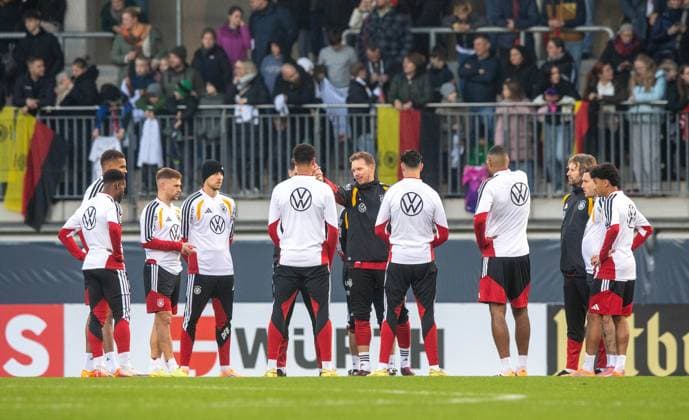 Soccer, Men, Season 2025 26, Training of the German national team in Wolfsburg at the AOK Stadium, Speech by national coach Julian Nagelsmann Germany , 10 11 2025, Copyright: xSebastianxRäppold MatthiasxKochx