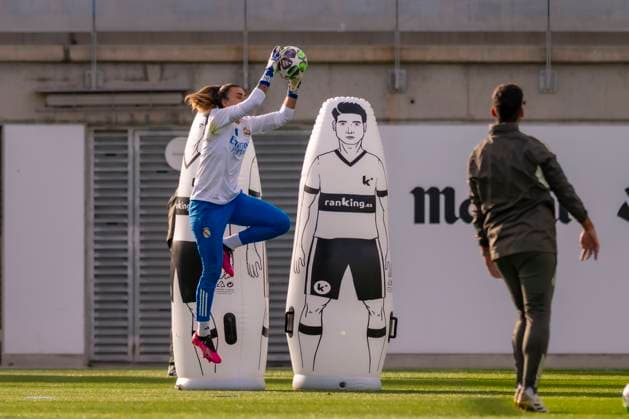 November 10, 2025, Madrid, Madrid, Spain: Pre-match training for the Women s Champions League match between REAL MADRID WOMEN and PARIS FOOTBALL CLUB WOMEN. November 10, 2025, Valdebebas, Madrid, Spain. Madrid Spain - ZUMAc312 20251110_zsp_c312_045 Copyright: xOscarxManuelxSanchezx