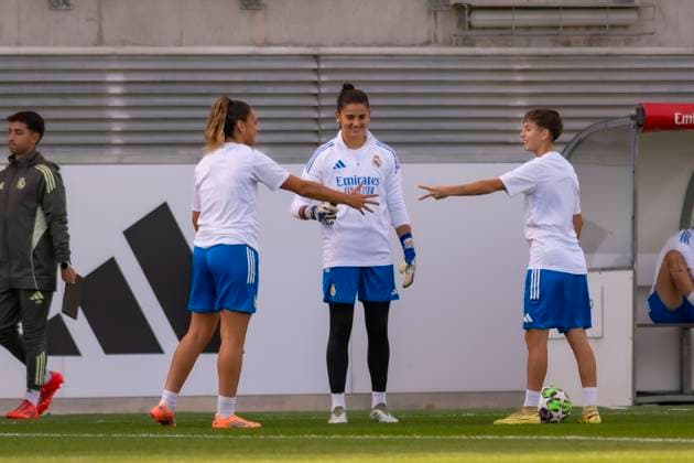 November 10, 2025, Madrid, Madrid, Spain: Pre-match training for the Women s Champions League match between REAL MADRID WOMEN and PARIS FOOTBALL CLUB WOMEN. November 10, 2025, Valdebebas, Madrid, Spain. Madrid Spain - ZUMAc312 20251110_zsp_c312_046 Copyright: xOscarxManuelxSanchezx