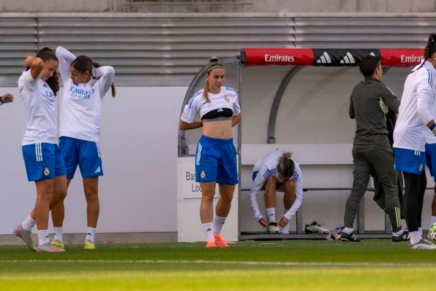November 10, 2025, Madrid, Madrid, Spain: Pre-match training for the Women s Champions League match between REAL MADRID WOMEN and PARIS FOOTBALL CLUB WOMEN. November 10, 2025, Valdebebas, Madrid, Spain. Madrid Spain - ZUMAc312 20251110_zsp_c312_047 Copyright: xOscarxManuelxSanchezx
