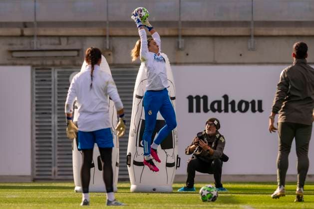 November 10, 2025, Madrid, Madrid, Spain: Pre-match training for the Women s Champions League match between REAL MADRID WOMEN and PARIS FOOTBALL CLUB WOMEN. November 10, 2025, Valdebebas, Madrid, Spain. Madrid Spain - ZUMAc312 20251110_zsp_c312_048 Copyright: xOscarxManuelxSanchezx