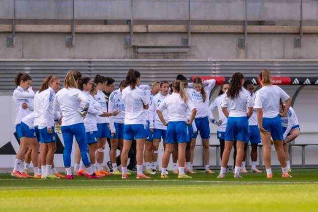 November 10, 2025, Madrid, Madrid, Spain: Pre-match training for the Women s Champions League match between REAL MADRID WOMEN and PARIS FOOTBALL CLUB WOMEN. November 10, 2025, Valdebebas, Madrid, Spain. Madrid Spain - ZUMAc312 20251110_zsp_c312_049 Copyright: xOscarxManuelxSanchezx