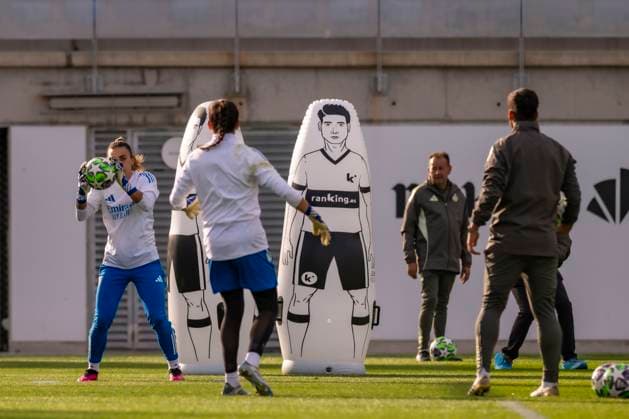 November 10, 2025, Madrid, Madrid, Spain: Pre-match training for the Women s Champions League match between REAL MADRID WOMEN and PARIS FOOTBALL CLUB WOMEN. November 10, 2025, Valdebebas, Madrid, Spain. Madrid Spain - ZUMAc312 20251110_zsp_c312_050 Copyright: xOscarxManuelxSanchezx