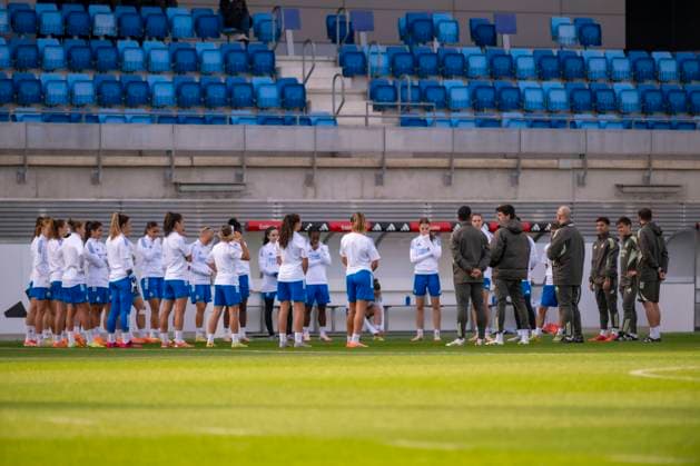 November 10, 2025, Madrid, Madrid, Spain: Pre-match training for the Women s Champions League match between REAL MADRID WOMEN and PARIS FOOTBALL CLUB WOMEN. November 10, 2025, Valdebebas, Madrid, Spain. Madrid Spain - ZUMAc312 20251110_zsp_c312_053 Copyright: xOscarxManuelxSanchezx