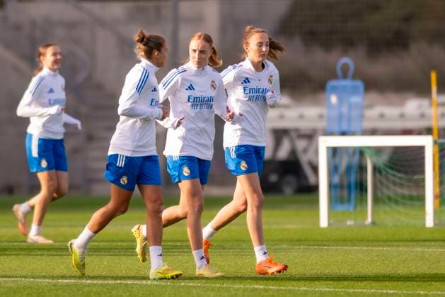 November 10, 2025, Madrid, Madrid, Spain: Pre-match training for the Women s Champions League match between REAL MADRID WOMEN and PARIS FOOTBALL CLUB WOMEN. November 10, 2025, Valdebebas, Madrid, Spain. Madrid Spain - ZUMAc312 20251110_zsp_c312_054 Copyright: xOscarxManuelxSanchezx