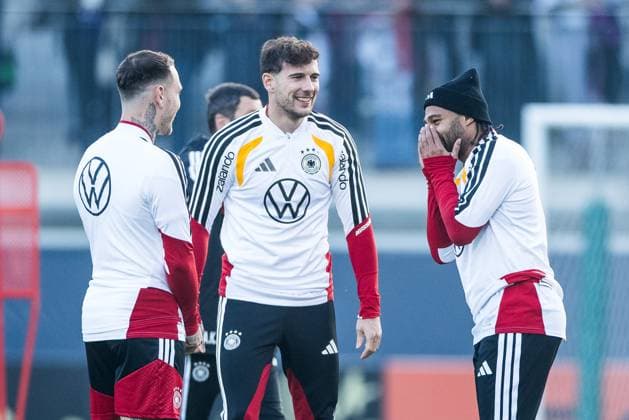 DFB Mens Training Camp Public Training 10 11 2025 David Raum Germany , Leon Goretzka Germany and Serge Gnabry Germany DFB Mens Training Camp Public Training, Wolfsburg, AOK Stadium on 10 11 2025 Copyright: xBEAUTIFULxSPORTS Wunderlx