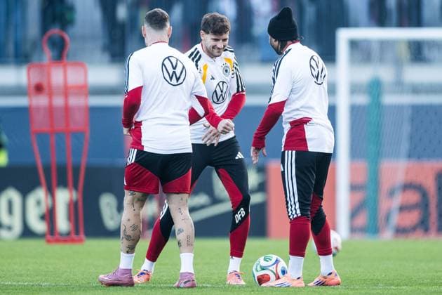DFB Mens Training Camp Public Training 10 11 2025 David Raum Germany , Leon Goretzka Germany and Serge Gnabry Germany DFB Mens Training Camp Public Training, Wolfsburg, AOK Stadium on 10 11 2025 Copyright: xBEAUTIFULxSPORTS Wunderlx