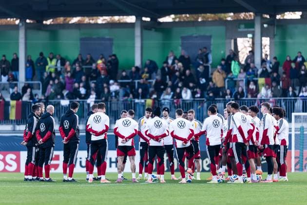 DFB mens training camp public training 10 11 2025 Team circle, meeting before the start of training DFB mens training camp public training, Wolfsburg, AOK Stadium on 10 11 2025 Copyright: xBEAUTIFULxSPORTS Wunderlx