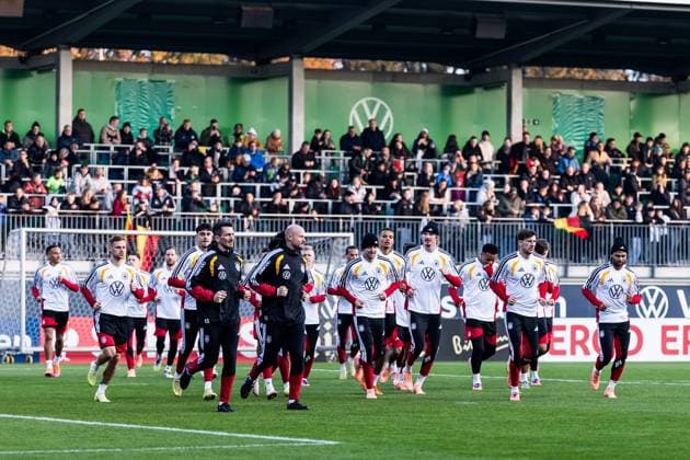 DFB Mens Training Camp Public Training 10 11 2025 Warm-up, The team runs a lap around the pitch DFB Mens Training Camp Public Training, Wolfsburg, AOK Stadium on 10 11 2025 Copyright: xBEAUTIFULxSPORTS Wunderlx