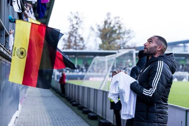DFB Mens Training Camp Public Training 10 11 2025 Jonathan Tah Germany signs autographs DFB Mens Training Camp Public Training, Wolfsburg, AOK Stadium on 10 11 2025 Copyright: xBEAUTIFULxSPORTS Wunderlx