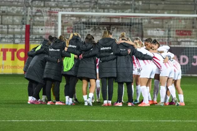 Google Pixel Womens Bundesliga SC Freiburg vs Bayer 04 Leverkusen, 10 11 2025 Team circle of SC Freiburg before the match Google Pixel Womens Bundesliga SC Freiburg vs Bayer 04 Leverkusen, Dreisamstadion, 10 11 2025 DFB DFL REGULATIONS PROHIBIT ANY USE OF PHOTOGRAPHS AS IMAGE SEQUENCES AND OR QUASI VIDEO Copyright: xBEAUTIFULxSPORTS Boscox