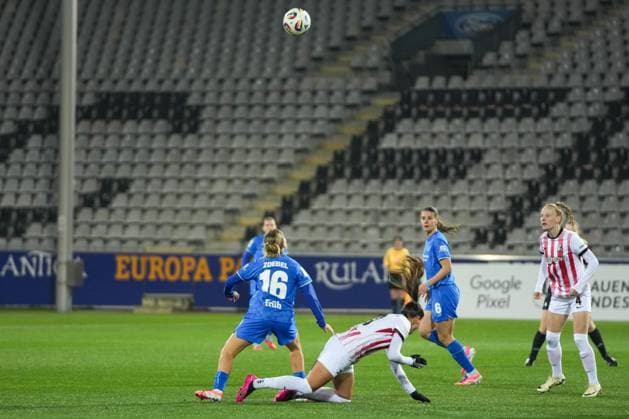 Google Pixel Womens Bundesliga SC Freiburg vs Bayer 04 Leverkusen, 10 11 2025 Sofie Zdebel Bayer 04 Leverkusen, 16 with a foul on Selina Vobian SC Freiburg, 10 Google Pixel Womens Bundesliga SC Freiburg vs Bayer 04 Leverkusen, Dreisamstadion, 10 11 2025 DFB DFL REGULATIONS PROHIBIT ANY USE OF PHOTOGRAPHS AS IMAGE SEQUENCES AND OR QUASI VIDEO Copyright: xBEAUTIFULxSPORTS Boscox