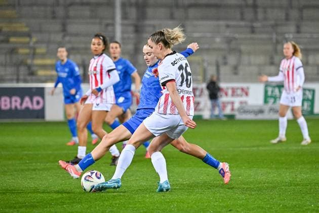 Sofie Zdebel Bayer 04 Leverkusen, 16 , Greta Stegemann SC Freiburg Women, 16 in duel for the ball GER, SC Freiburg Bayer 04 Leverkuse, Women Soccer, Google Pixel Women Bundesliga, 10 Matchday, Season 2025 2026, 10 11 2025 DFB REGULATES PROHIBIT ANY USE OF PHOTOGRAPHS AS IMAGE SEQUENCES AND OR QUASI VIDEO GER, SC Freiburg Bayer 04 Leverkuse, Womens football, Google Pixel Womens Bundesliga, Matchday 10, Season 2025 2026, 10 11 2025 Freiburg Copyright: xEibner-Pressefoto ThomasxHessx EP_THS