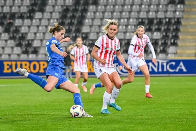 Caroline Kehrer Bayer 04 Leverkusen, 09 on the ball in front of Greta Stegemann SC Freiburg Frauen, 16 GER, SC Freiburg Bayer 04 Leverkuse, Frauen Fussball, Google Pixel Frauen Bundesliga, 10 Spieltag, Saison 2025 2026, 10 11 2025 DFB REGULATIONS PROHIBIT ANY USE OF PHOTOGRAPHS AS IMAGE SEQUENCES AND OR QUASI VIDEO GER, SC Freiburg Bayer 04 Leverkuse, Frauen Fussball, Google Pixel Frauen Bundesliga, 10 Spieltag, Saison 2025 2026, 10 11 2025 Freiburg Copyright: xEibner-Pressefoto ThomasxHessx EP_THS