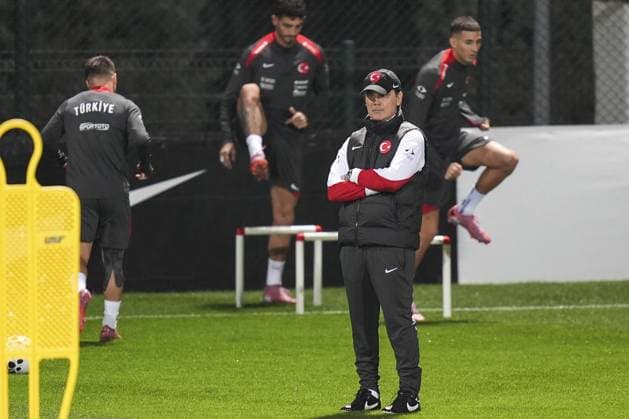Turkish National Football Team training session ISTANBUL, TURKIYE - NOVEMBER 10: Head coach of Turkish National Football Team Vincenzo Montella leads a training session ahead of 2026 FIFA World Cup, WM, Weltmeisterschaft, Fussball European Qualifiers Group E match between Turkiye and Bulgaria at the TFF Hasan Dogan Facilities in Istanbul, Turkiye on November 10, 2025. Arife Karakum Anadolu Istanbul Turkey. Editorial use only. Please get in touch for any other usage.  Copyright: x2025xAnadoluxArifexKarakumx