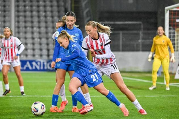 Julia Mickenhagen Bayer 04 Leverkusen, 18 on the ball and in duel Mia Lena Maas SC Freiburg Women, 18 GER, SC Freiburg Bayer 04 Leverkuse, Women Soccer, Google Pixel Women Bundesliga, 10 Matchday, Season 2025 2026, 10 11 2025 DFB REGULATES PROHIBIT ANY USE OF PHOTOGRAPHS AS IMAGE SEQUENCES AND OR QUASI VIDEO GER, SC Freiburg Bayer 04 Leverkuse, Womens football, Google Pixel Womens Bundesliga, Matchday 10, Season 2025 2026, 10 11 2025 Freiburg Copyright: xEibner-Pressefoto ThomasxHessx EP_THS