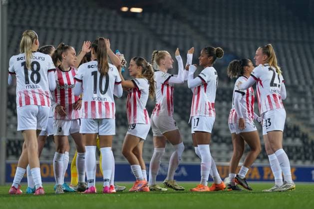 Team before the match, Mia Lena Maas SC Freiburg, 18 , Selina Vobian SC Freiburg, 10 , Nia Szenk SC Freiburg, 19 , Meret Felde SC Freiburg, 04 , Aurà lie Csillag Aurelie Csillag SC Freiburg, 17 , Luca Birkholz SC Freiburg, 23 , Germany, Soccer, GooglePixel Womens Bundesliga, 10 Matchday, 2025 2026, SC Freiburg vs Bayer 04 Leverkusen, 10 11 2025, Dreisamstadion, Freiburg, Germany DFB REGULATIONS PROHIBIT ANY USE OF PHOTOGRAPHS AS IMAGE SEQUENCES AND OR QUASI VIDEO Freiburg Dreisamstadion Baden Wuerttemberg Germany Copyright: xArnexAmbergx