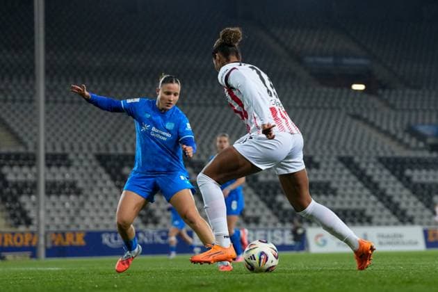 Aurà lie Csillag Aurelie Csillag SC Freiburg, 17 on the ball , Germany, Soccer, GooglePixel Womens Bundesliga, 10 Matchday, 2025 2026, SC Freiburg vs Bayer 04 Leverkusen, 10 11 2025, Dreisamstadion, Freiburg, Germany DFB REGULATIONS PROHIBIT ANY USE OF PHOTOGRAPHS AS IMAGE SEQUENCES AND OR QUASI VIDEO Freiburg Dreisamstadion Baden Wuerttemberg Germany Copyright: xArnexAmbergx