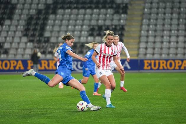 Google Pixel Womens Bundesliga SC Freiburg vs Bayer 04 Leverkusen, 10 11 2025 Caroline Kehrer Bayer 04 Leverkusen, 9 with a shot attempt Google Pixel Womens Bundesliga SC Freiburg vs Bayer 04 Leverkusen, Dreisamstadion, 10 11 2025 DFB DFL REGULATIONS PROHIBIT ANY USE OF PHOTOGRAPHS AS IMAGE SEQUENCES AND OR QUASI VIDEO Copyright: xBEAUTIFULxSPORTS Boscox