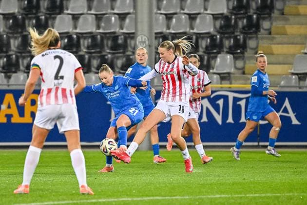 Vanessa Fudalla Bayer 04 Leverkusen, 21 , Mia Lena Maas SC Freiburg Women, 18 in duel for the ball GER, SC Freiburg Bayer 04 Leverkuse, Women Soccer, Google Pixel Women Bundesliga, 10 Matchday, Season 2025 2026, 10 11 2025 DFB REGULATES PROHIBIT ANY USE OF PHOTOGRAPHS AS IMAGE SEQUENCES AND OR QUASI VIDEO GER, SC Freiburg Bayer 04 Leverkuse, Womens football, Google Pixel Womens Bundesliga, Matchday 10, Season 2025 2026, 10 11 2025 Freiburg Copyright: xEibner-Pressefoto ThomasxHessx EP_THS