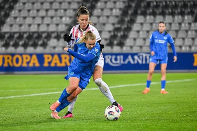 Selina Vobian SC Freiburg Frauen, 10 , Vanessa Fudalla Bayer 04 Leverkusen, 21 im Duell GER, SC Freiburg Bayer 04 Leverkuse, Frauen Fussball, Google Pixel Frauen Bundesliga, 10 Spieltag, Saison 2025 2026, 10 11 2025 DFB REGULATES PROHIBIT ANY USE OF PHOTOGRAPHS AS IMAGE SEQUENCES AND OR QUASI VIDEO GER, SC Freiburg Bayer 04 Leverkuse, Womens football, Google Pixel Womens Bundesliga, Matchday 10, Season 2025 2026, 10 11 2025 Freiburg Copyright: xEibner-Pressefoto ThomasxHessx EP_THS