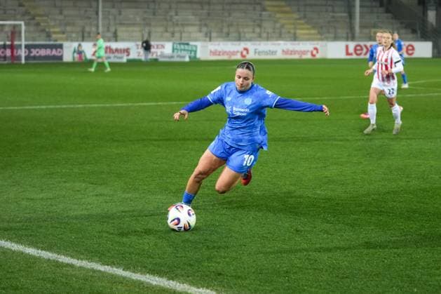 Google Pixel Frauen Bundesliga SC Freiburg vs Bayer 04 Leverkusen, 10 11 2025 Estrella Merino Bayer 04 Leverkusen, 10 die zum Ball Rutsch an der Außenlinie Google Pixel Frauen Bundesliga SC Freiburg vs Bayer 04 Leverkusen, Dreisamstadion, 10 11 2025 DFB DFL REGULATIONS PROHIBIT ANY USE OF PHOTOGRAPHS AS IMAGE SEQUENCES AND OR QUASI VIDEO Copyright: xBEAUTIFULxSPORTS Boscox