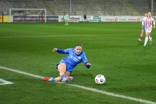 Google Pixel Frauen Bundesliga SC Freiburg vs Bayer 04 Leverkusen, 10 11 2025 Estrella Merino Bayer 04 Leverkusen, 10 die zum Ball Rutsch an der Außenlinie Google Pixel Frauen Bundesliga SC Freiburg vs Bayer 04 Leverkusen, Dreisamstadion, 10 11 2025 DFB DFL REGULATIONS PROHIBIT ANY USE OF PHOTOGRAPHS AS IMAGE SEQUENCES AND OR QUASI VIDEO Copyright: xBEAUTIFULxSPORTS Boscox