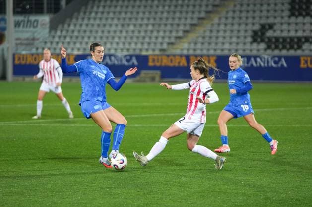 Google Pixel Womens Bundesliga SC Freiburg vs Bayer 04 Leverkusen, 10 11 2025 Duel between Selina Ostermeier Bayer 04 Leverkusen, 2 and Lisa Kolb SC Freiburg, 22 Google Pixel Womens Bundesliga SC Freiburg vs Bayer 04 Leverkusen, Dreisamstadion, 10 11 2025 DFB DFL REGULATIONS PROHIBIT ANY USE OF PHOTOGRAPHS AS IMAGE SEQUENCES AND OR QUASI VIDEO Copyright: xBEAUTIFULxSPORTS Boscox
