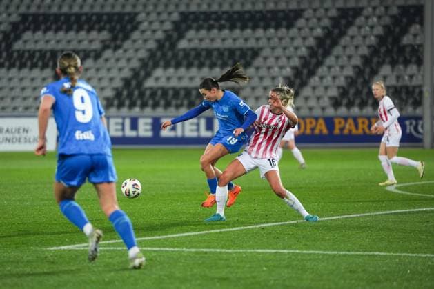 Google Pixel Womens Bundesliga SC Freiburg vs Bayer 04 Leverkusen, 10 11 2025 Duel between Loreen Bender Bayer 04 Leverkusen, 19 and Greta Stegemann SC Freiburg, 16 Google Pixel Womens Bundesliga SC Freiburg vs Bayer 04 Leverkusen, Dreisamstadion, 10 11 2025 DFB DFL REGULATIONS PROHIBIT ANY USE OF PHOTOGRAPHS AS IMAGE SEQUENCES AND OR QUASI VIDEO Copyright: xBEAUTIFULxSPORTS Boscox