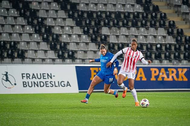 Aurelie Csillag (17 SC Freiburg), right, and Julia Mickenhagen (18 Bayer Leverkusen), left, in action during the match between SC Freiburg and Bayer 04 Leverkusen at Dreisamstadion, Freiburg, Germany. Copyright: xPriscilaxBütlerx xSPPx Sportspressphoto_SPR60693