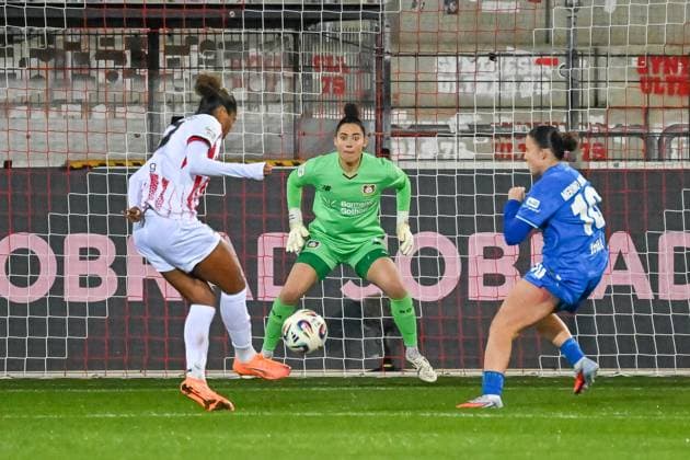 Aurelie Csillag SC Freiburg Women, 17 in front of goal by Charlotte Voll Bayer 04 Leverkusen, 01 and Estrella Merino Gonzalez Bayer 04 Leverkusen, 10 GER, SC Freiburg Bayer 04 Leverkuse, Women Football, Google Pixel Women Bundesliga, 10 Matchday, Season 2025 2026, 10 11 2025 DFB REGULATIONS PROHIBIT ANY USE OF PHOTOGRAPHS AS IMAGE SEQUENCES AND OR QUASI VIDEO GER, SC Freiburg Bayer 04 Leverkuse, Womens Football, Google Pixel Womens Bundesliga, Matchday 10, Season 2025 2026, 10 11 2025 Freiburg Copyright: xEibner-Pressefoto ThomasxHessx EP_THS